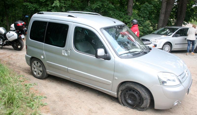 Kolizja w Charzykowach. Citroen otarł się o brzozę