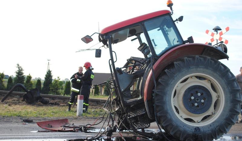 Zderzenie ciągnika z pociągiem w Nieżychowicach (GALERIA)