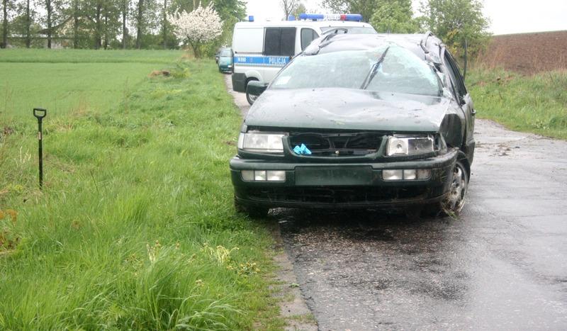 Passat dachował na drodze Sławęcin-Ogorzeliny