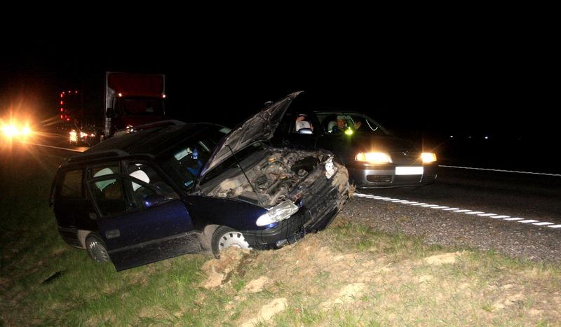 Kolizja na obwodnicy Chojnic. Opel wypadł z drogi