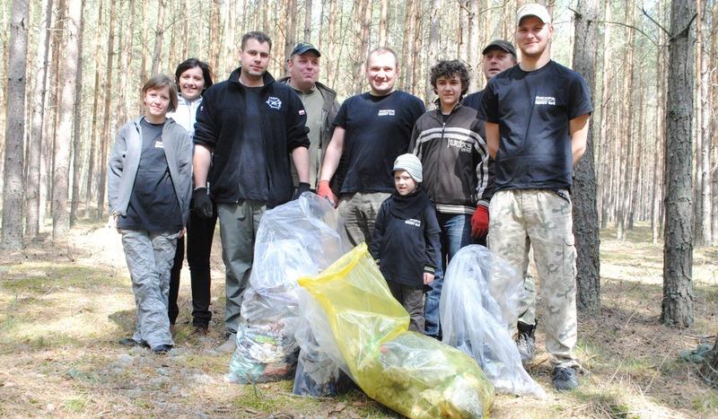 Szukali śmieci w lesie koło Czernicy (FOTO)