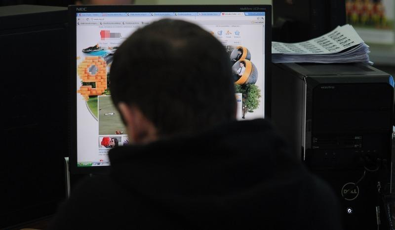 Przestępstwo w internecie. Podszył się pod niewinną dziewczynę