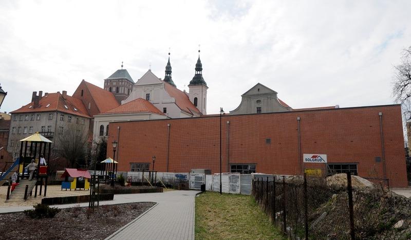 Sala prawie gotowa, a powiat wciąż szuka kasy