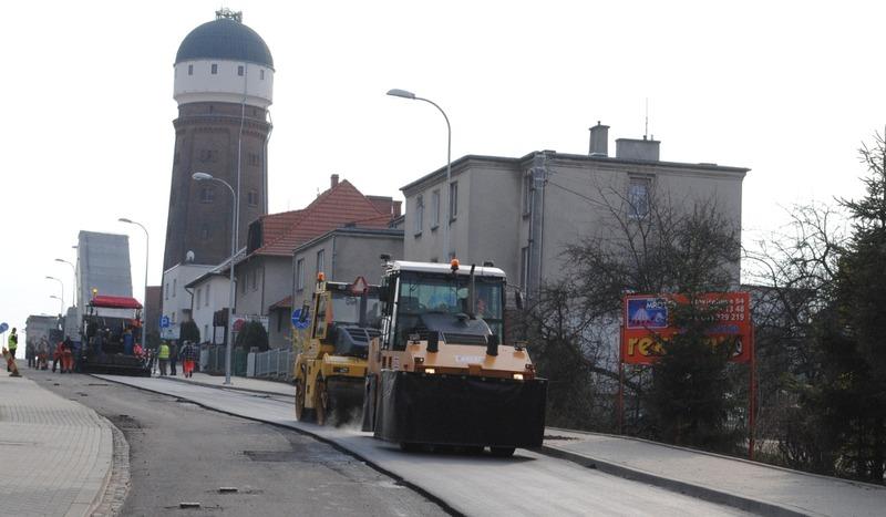 Wylewają asfalt na 14 Lutego