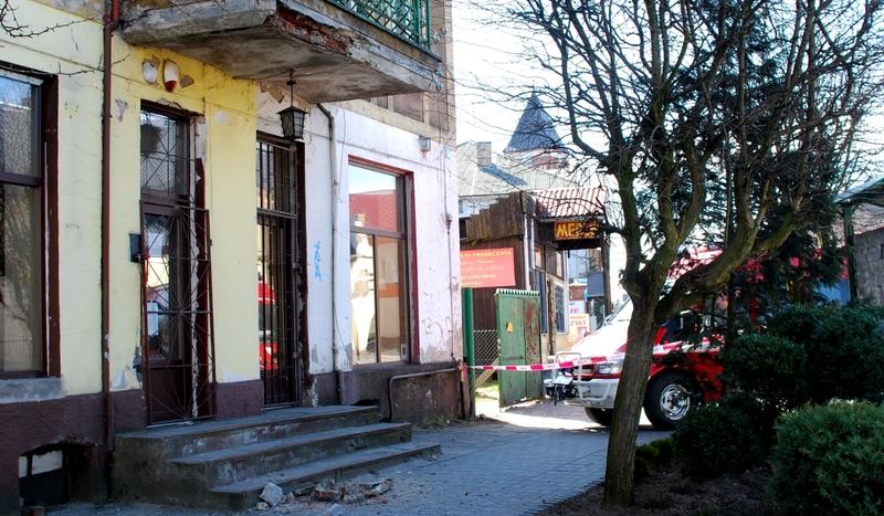 Balkon sypie się na chodnik