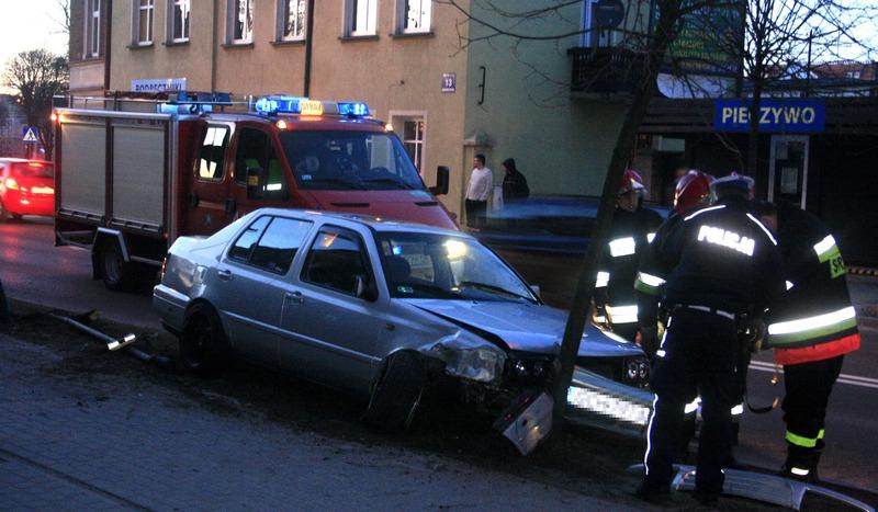 Kraksa na podwójnym gazie. Kierowca miał ponad 3 promile
