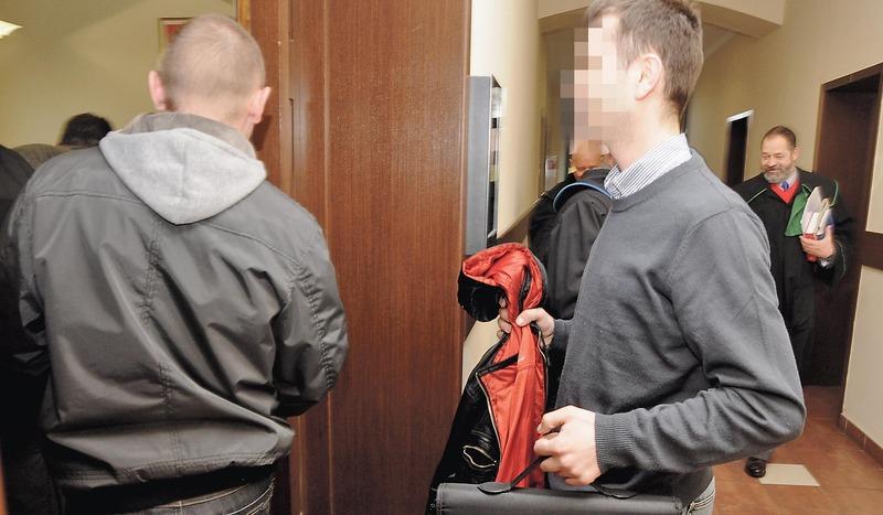 Zza kraty słyszał ciosy i krzyk kolegi