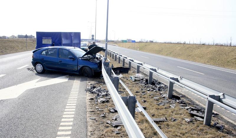 Kolizja na obwodnicy. Renault uderzyło w barierki