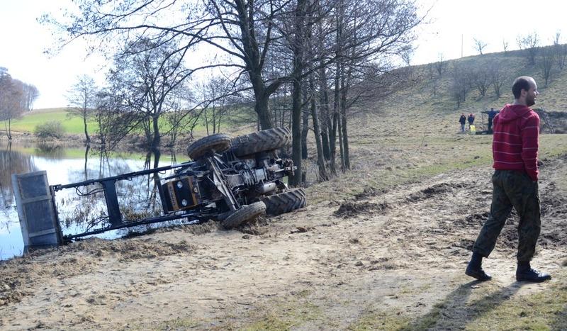 Ciągnik wylądował w jeziorze