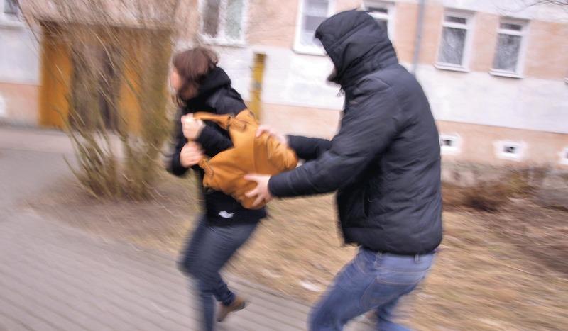 Nie miała szans na obronę.  Bił pięścią po głowie