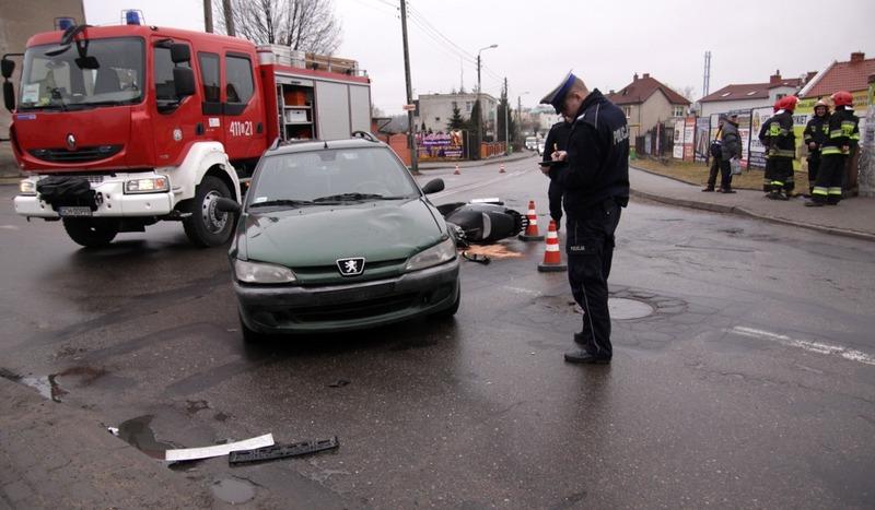 Skuter zderzył się z peugeotem (FOTO)