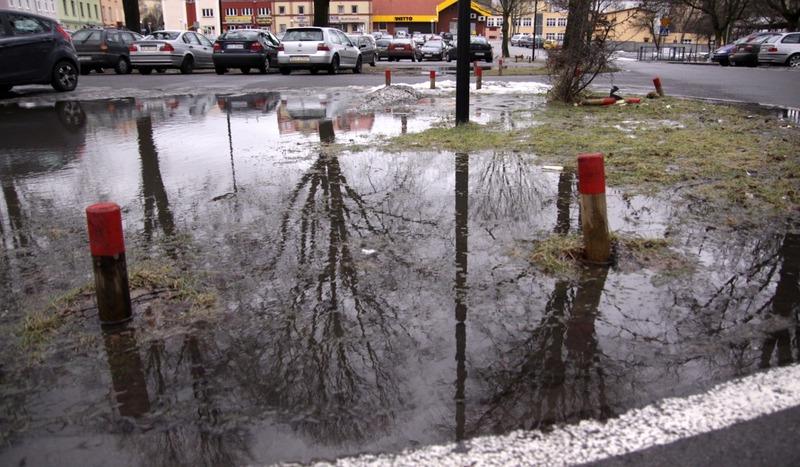Parking w parku Tysiąclecia tonie