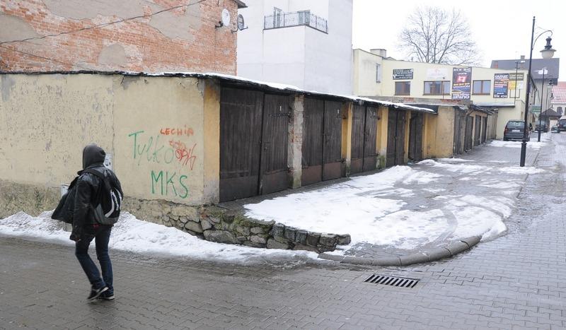 Miasto chce burzyć garaże, ale jeden właściciel stanął okoniem