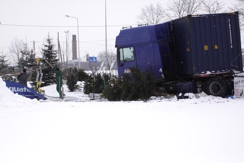 Odbił się od wysepki i wpadł do rowu