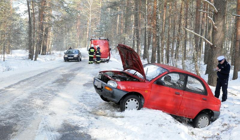 Hamowanie na śliskim kończy się wizytą w rowie (FOTO, WIDEO)