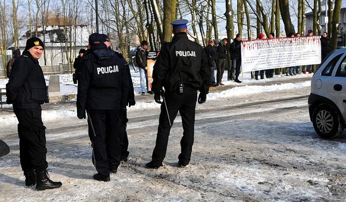Kwiaty, znicze i protest