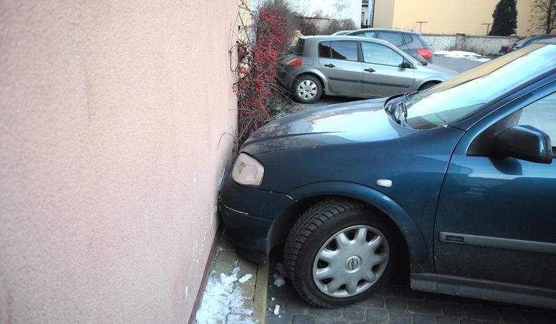 Jak blisko ściany można zaparkować?