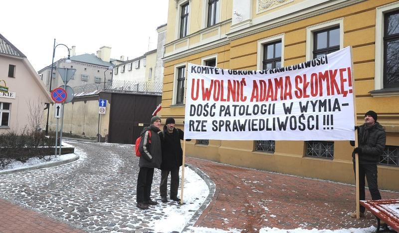 Był internowany w areszcie, teraz wrócił tu protestować