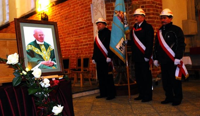Czuwanie przy trumnie potrwa do północy