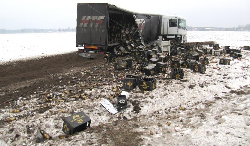 Tir z piwem wjechał w pole (FOTO)