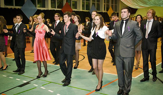 Właśnie trwa studniówka w II LO