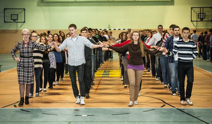 Zobacz jak II LO ćwiczy poloneza przed studniówką