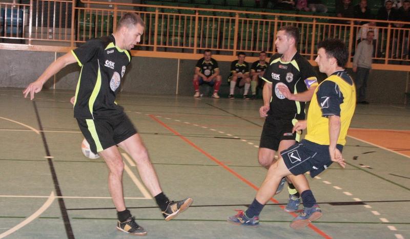 Porażki faworytów. Grad goli na halówce