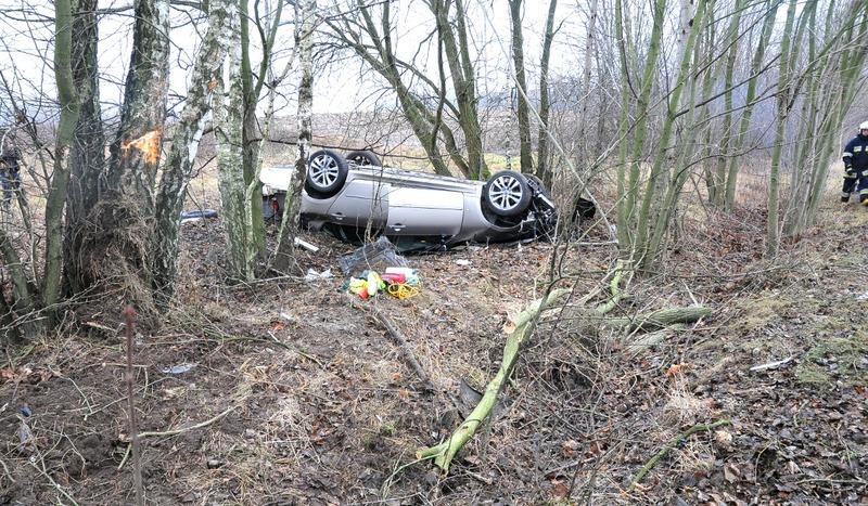 Wyleciał z drogi i dachował. Brawura? (foto, video)
