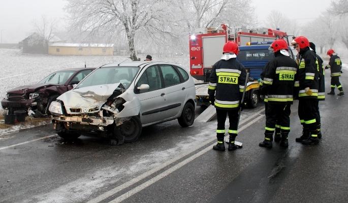 Kolizja na wiadukcie. Uwaga ? jest ślisko!