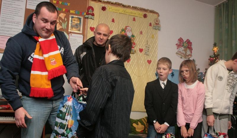 Kibice Chojniczanki przynieśli prezenty