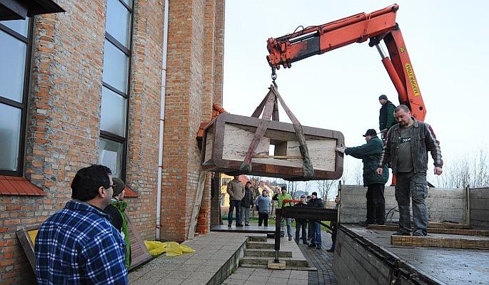 Czterotonowy granit wniesiony do kościoła (FOTOGALERIA)