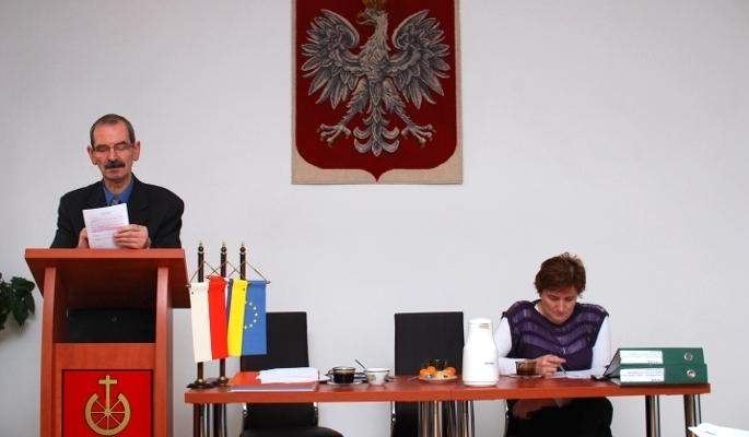 Konarzyńscy radni otoczeni bielą