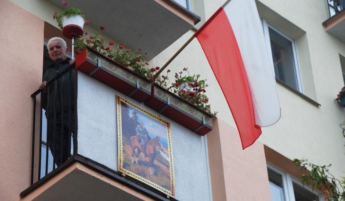 Oryginalne dekoracje na chojnickim balkonie