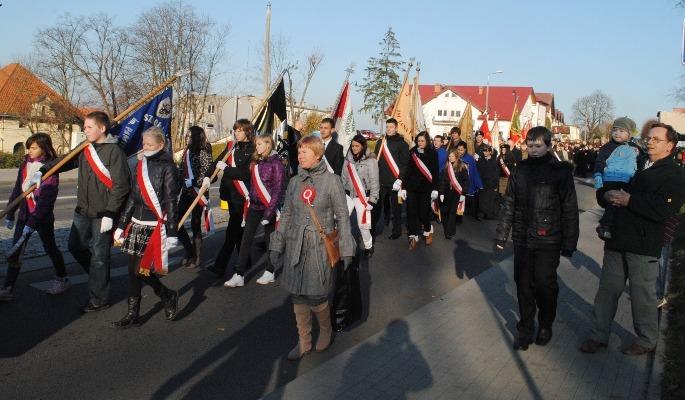 Flagi i kwiaty przy pomnikach
