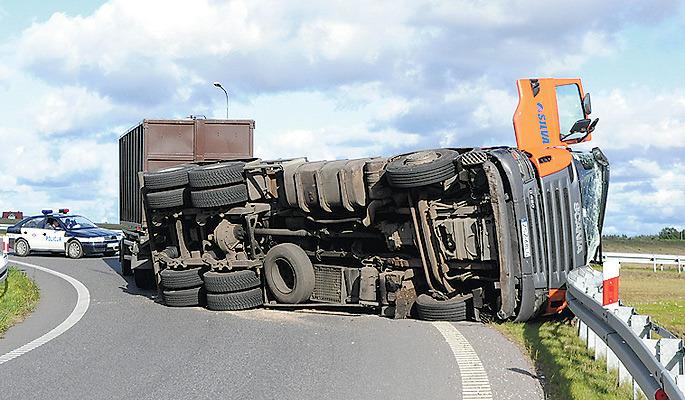 Tir przewrócił się  na ślimaku