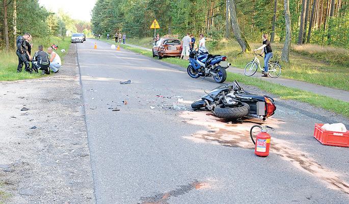 Motocykl wbił się w nissana