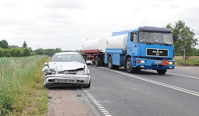 Rozpędzony wpadł w kolumnę aut.  Trzy osoby w szpitalu