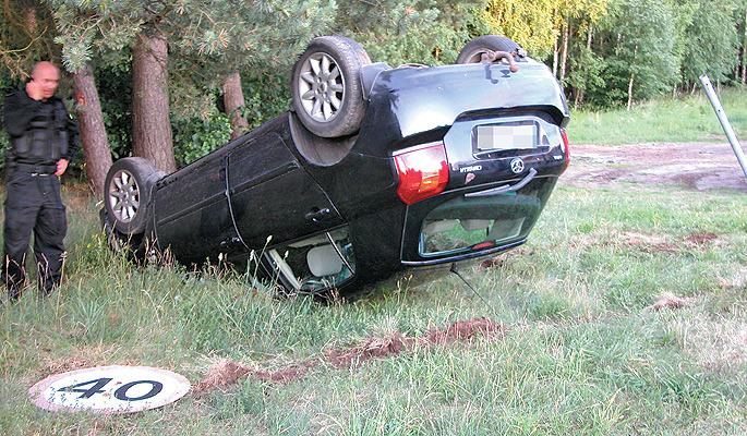 Jechał za szybko i skończył na dachu