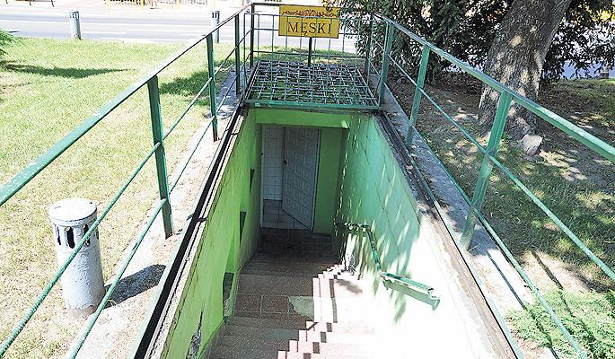 Absurd. Urząd chciał wydać 30 tysięcy złotych na remont schodów do szaletu