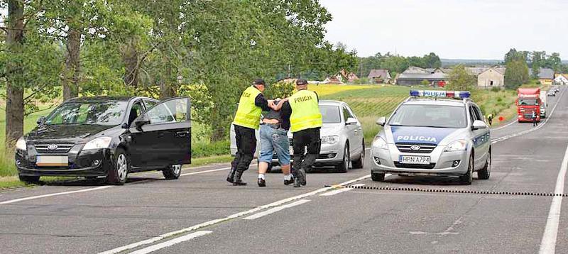 Złodzieje z zakładniczką uciekali policji