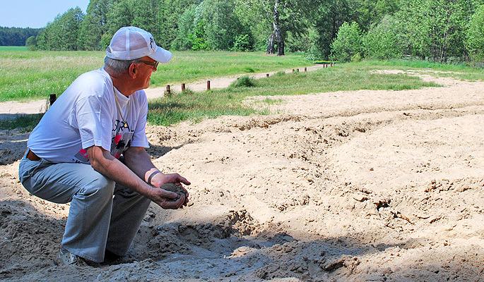 Wibrator i walec mają naprawić drogę