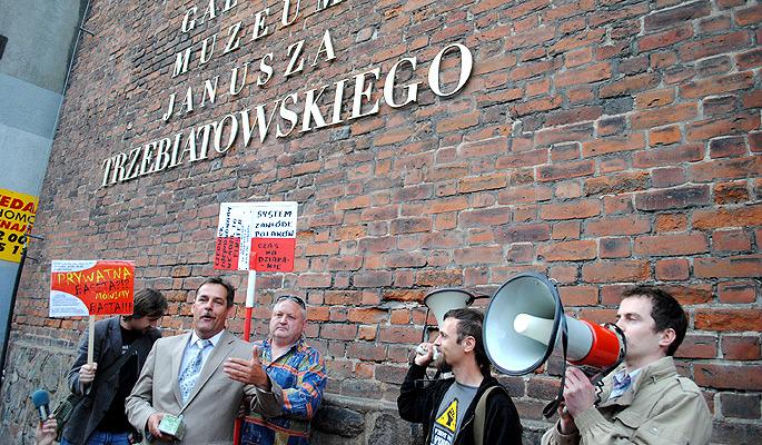 Marcin Wałdoch wręczył burmistrzowi specjalną herbatę