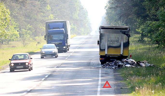 Samochód firmy kurierskiej zapalił się w drodze