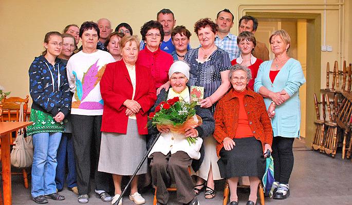 Niespodzianka czekała  na nią po nabożeństwie