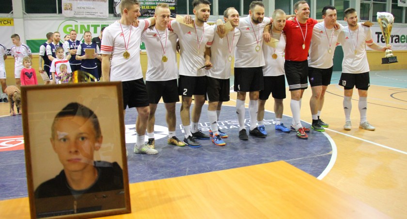 Po raz jedenasty grali w piłkę ku pamięci Karola Ćwiklińskiego