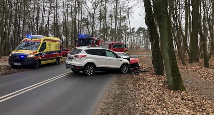 Kolizja na zakręcie w Lasku Miejskim. 74 -letni kierowca peugeota stracił panowanie nad pojazdem