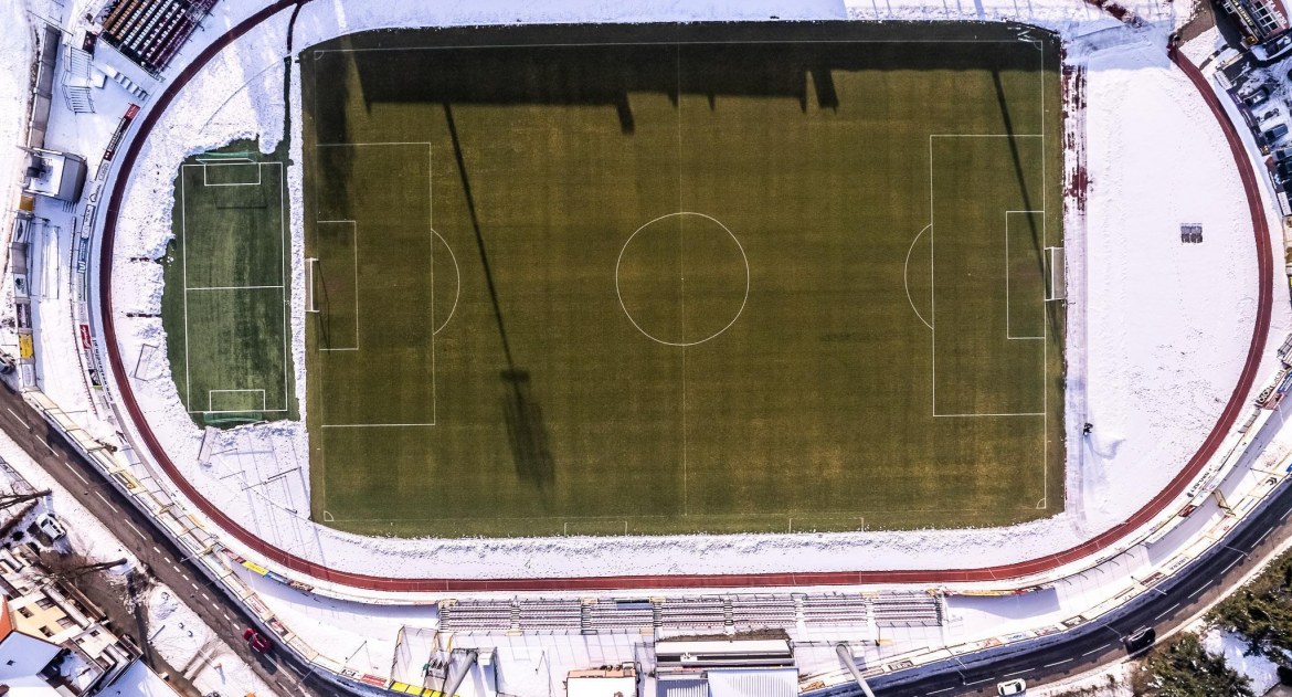 Koszt podgrzewania murawy na stadionie Chojniczanki. Dużo czy mało?