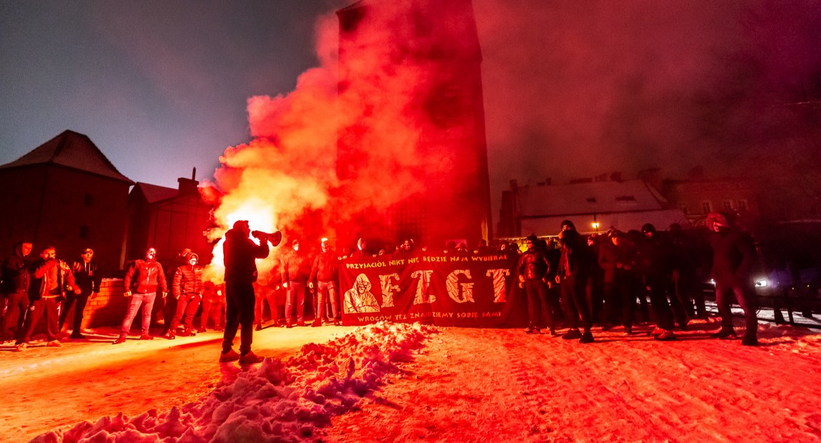 Przemarsz kibiców Chojniczanki ulicami miasta (FOTO)