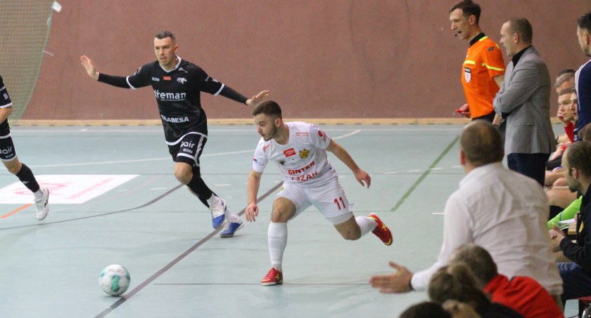 Czerwone Diabły bez punktów u siebie. Porażka 2:4 z Dremanem
