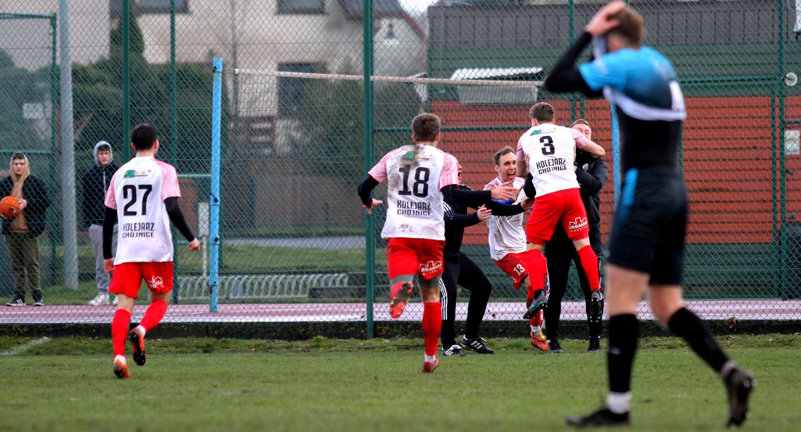 Trzy punkty, dwa gole i kiełbaska za darmo. Kibice Kolejarza Chojnice mogą być zadowoleni